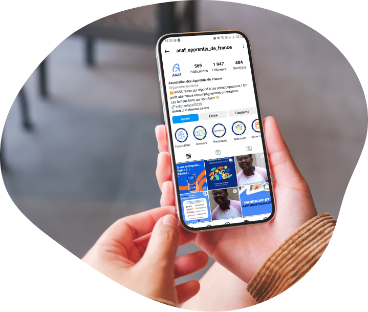 Mockup jeune sur réseaux sociaux ANAF